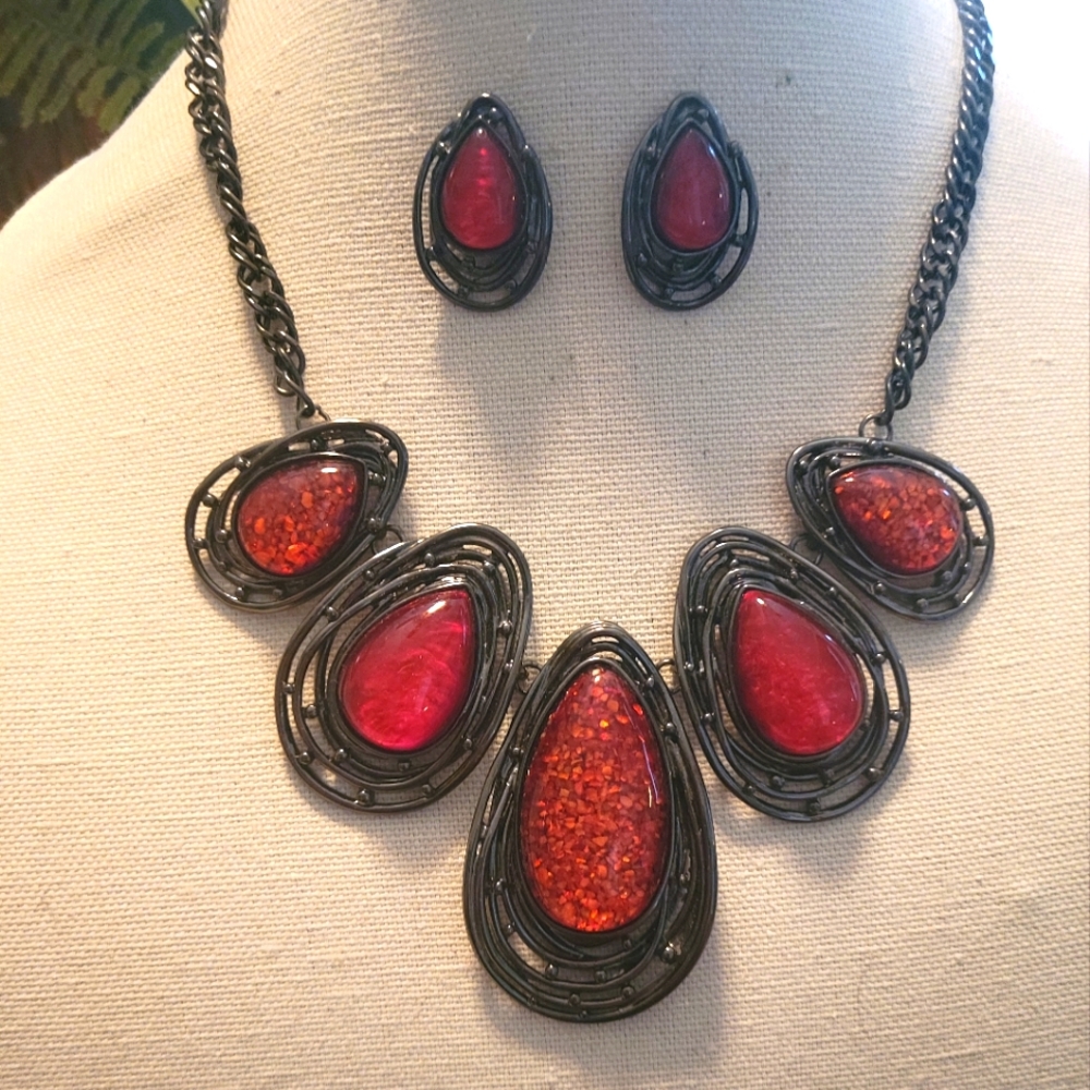Womans Vintage Silver Hematite Necklace & Earings Set.